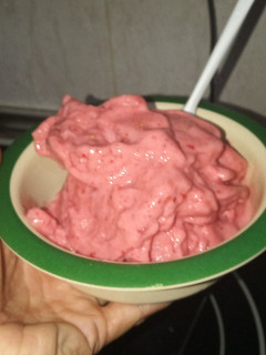 Una foto de Helado de fresa y yogur