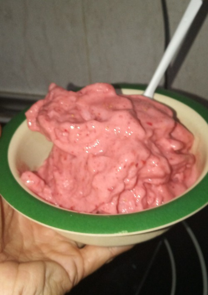 Una foto de Helado de fresa y yogur