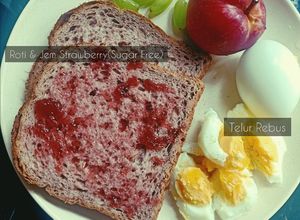 Gambar Roti Bersama Telur Rebus (Sarapan Pagi)