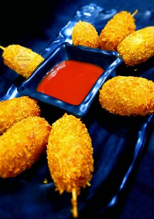 मिनी चीझी पोटॅटो हाॅट डाॅग्स् (Mini Cheesy Potato Hot Dogs recipe in marathi) रेसिपी चे मुख्य फोटो 