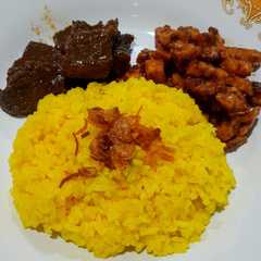 A picture of Nasi kuning.