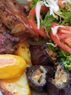 Una foto de Bondiola al horno con papas berenjenas y una rica ensalada