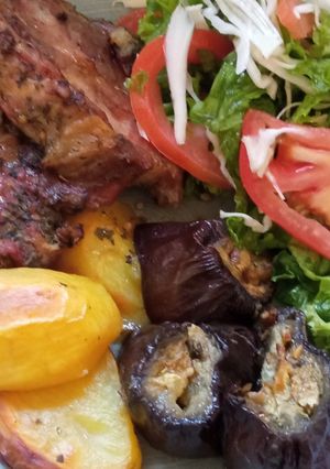 Una foto de Bondiola al horno con papas berenjenas y una rica ensalada