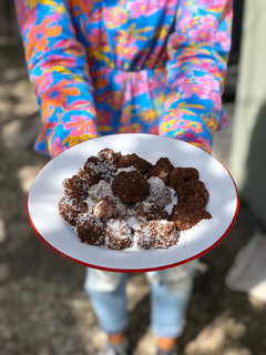 Una foto de Trufas heladas de banana y maní