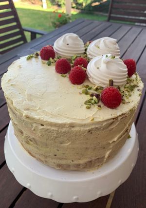 Málnás- pisztáciás torta recept fotója