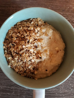 Una foto de Pudin de avena + granola casera❤
