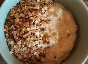 Una foto de Pudin de avena + granola casera❤