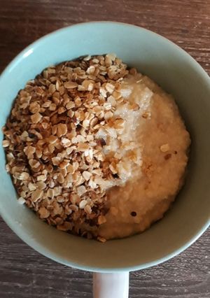 Una foto de Pudin de avena + granola casera❤
