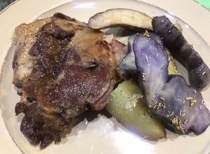 Una foto de Chivito al horno con papas brujas 👩🏻‍🌾
