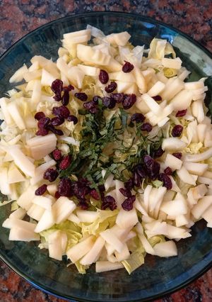 Una foto de Ensalada navideña con manzana y arándanos