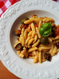 Foto di Gnocchetti con pesce spada, melanzane e pesto