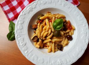 Foto di Gnocchetti con pesce spada, melanzane e pesto