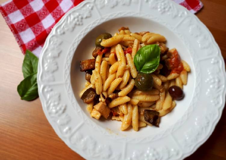 Gnocchetti con pesce spada, melanzane e pesto