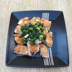 A picture of Pan fry chicken with basil & spring onion sauce.