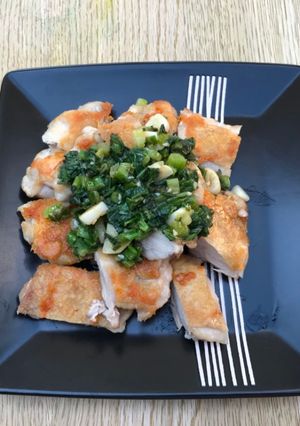 A picture of Pan fry chicken with basil & spring onion sauce.