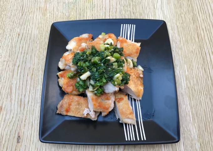 Recipe of Award-winning Pan fry chicken with basil &amp; spring onion sauce