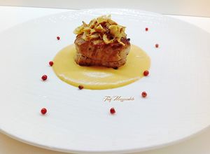 Foto di Filetto di maiale con crema di patate e paprika, cipolline borettane fritte e arachidi