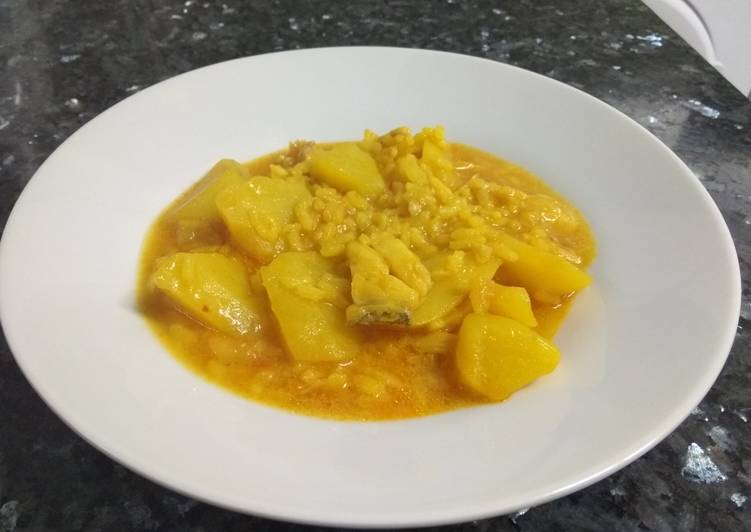 Patatas con arroz y bacalao