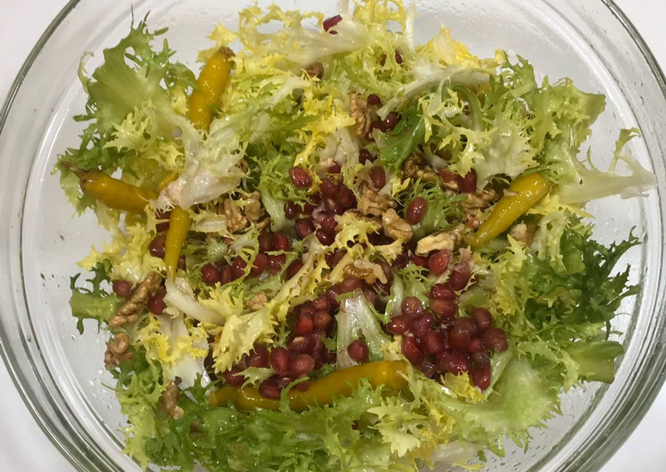 Ensalada de escarola rizada con granada y piparras