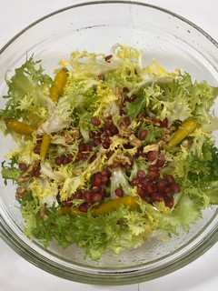 Una foto de Ensalada de escarola rizada con granada y piparras