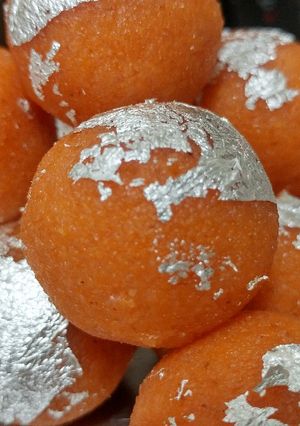 A picture of Leftover sooji halwa laddoos..