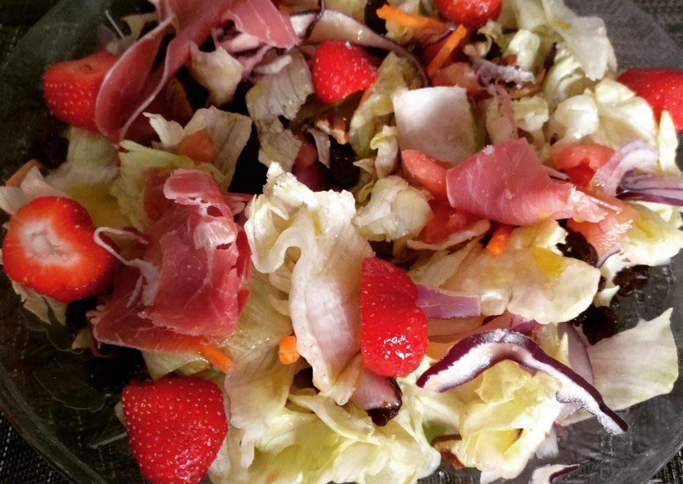 Ensalada de fresas, nueces y jamón