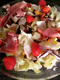 Una foto de Ensalada de fresas, nueces y jamón
