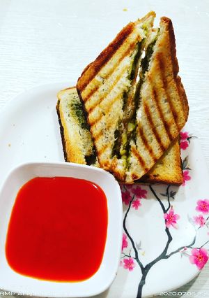 આલુ ગ્રીલ સેન્ડવિચ(alu grill sandwich recipe in Gujarati) રેસીપી મુખ્ય ફોટો