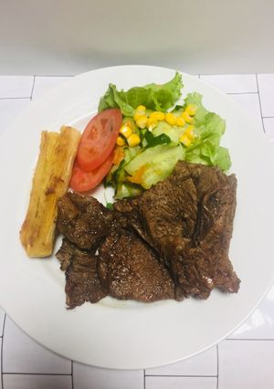 Una foto de Churrasco a la plancha con yuca y ensalada !!