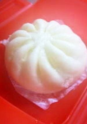 A picture of *How to Reheat Fluffy Nikuman (Steamed Pork Buns) in the Microwave*.