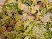 Una foto de anchoa y cogollos de lechuga