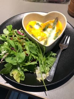 Une photo de Œuf cocotte aux asperges