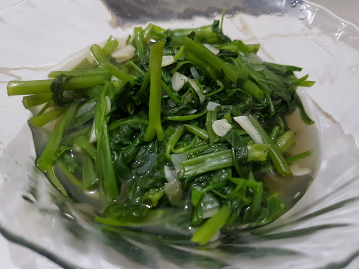  Bagaimana cara buat Tumis Kangkung Segar dgn Sedikit Kuah Masak Tanpa Minyak Goreng yang sedap