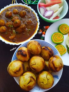 चटपटी लिट्टी और आलू दम (chatpati litti aur aloo dum recipe in Hindi) रेसिपी मुख्य फोटो