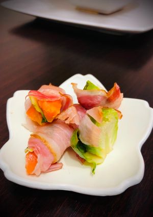 Una foto de Panceta relleno verduras Japonés BECONMAKI🇺🇾🇯🇵野菜のベーコン巻き🍱para lonchera