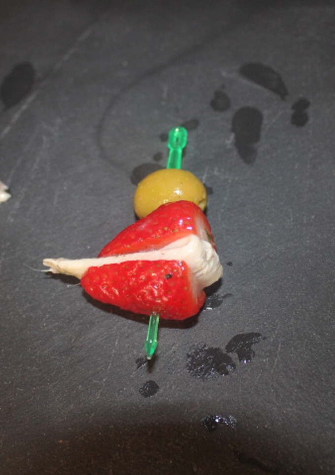 Una foto de Banderillas de fresas con boquerones y aceitunas