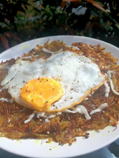 รูปของ Past-Its-Prime Potato Rosti with Egg & Cheese รอสตีมันฝรั่งเก่า