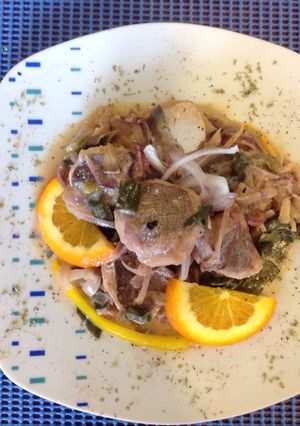 Una foto de Mejillas de pescado al limón con cebolla morada
