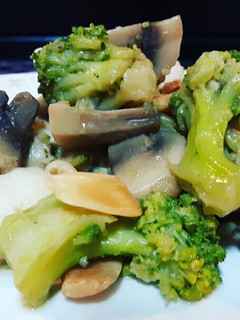 Una foto de Salteado de merluza con champiñones y brócoli