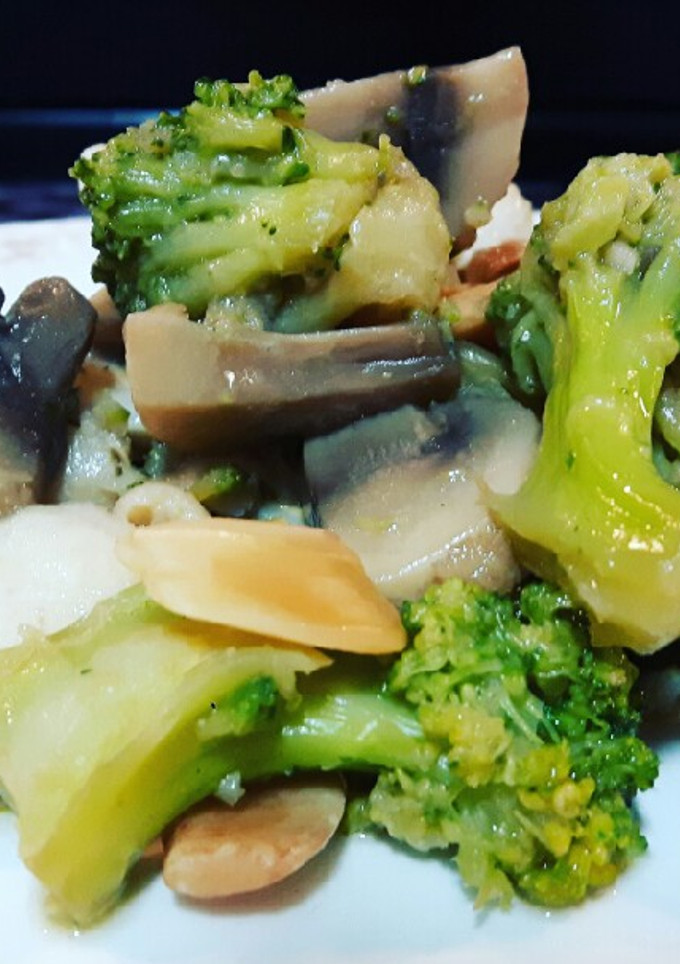 Una foto de Salteado de merluza con champiñones y brócoli