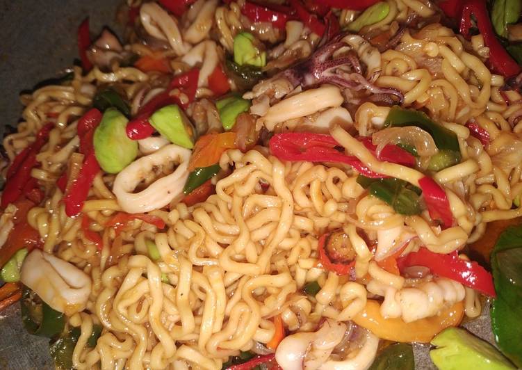 Mie cumi goreng asam manis pedas