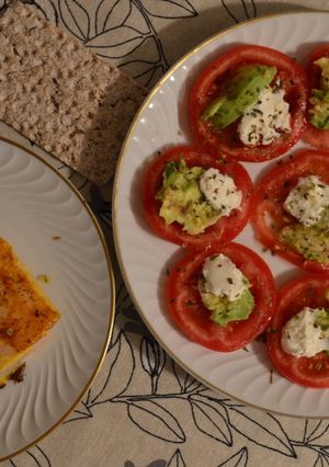 Una foto de Ensalada de tomate y pescado "rebozado"