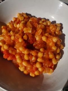 Una foto de Garbanzos salteados con tomate natural