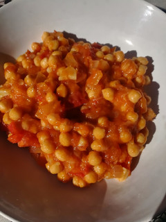 Una foto de Garbanzos salteados con tomate natural