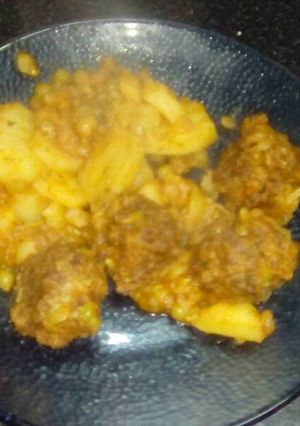 Una foto de Albóndigas con papa y arvejas