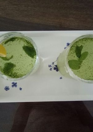 A picture of Refreshing mint lemonade.