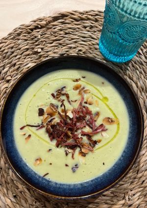 Una foto de Crema de romanesco con manzana