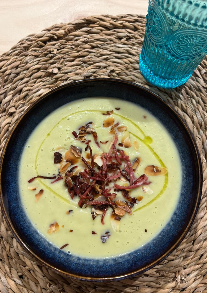 Una foto de Crema de romanesco con manzana