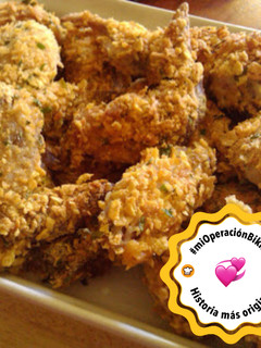 Una foto de Alitas de pollo crujientes al horno rebozadas en cornflakes