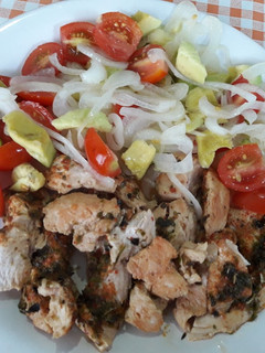 Una foto de Cubitos de pollo con ensalada de palta, cebolla y tomates 💕
